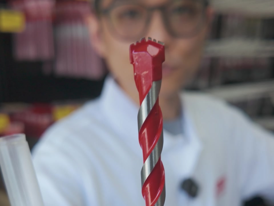 手持靜音水泥鑽頭，特寫其特殊切削刀刃頂端