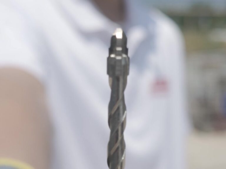 六角階梯鑽頭頂端特寫，可見尖端切削刀刃與階梯狀刀身